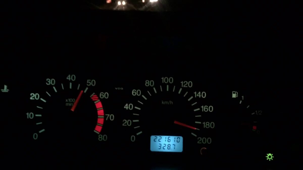 На спидометре за 100 город мелькает. Шевроле круз 220 км в час. За спидометром за сотню. Марк 2 спидометр 200. Спидометр шевроле круз 220 км.