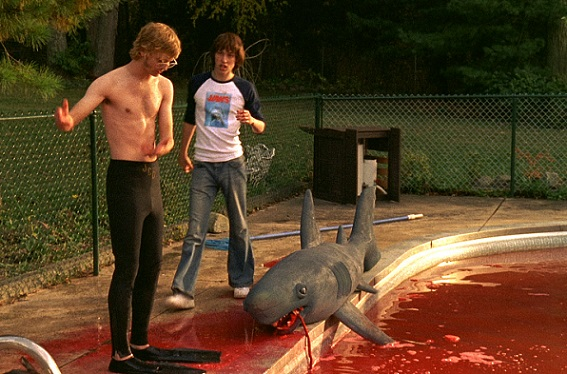 Кадр из фильма '77. Режиссер: Патрик Рид Джонсон. Оператор: Дэвид Блад, Кен Сенг. Производство: Filmio, Moonwatcher Inc.