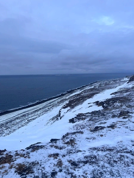 Предполагаю, что это край земли.. то есть самая крайняя точка  Северо-запада России..Наверняка это край полуострова  Рыбачий,а дальше наверное Баренцево море!!
