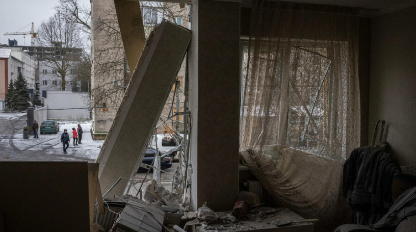 Разрушенная квартира после российского ракетного обстрела в Херсоне в воскресенье. Растёт беспокойство по поводу масштабного весеннего наступления России © IVOR PRICKETT/The New York Times