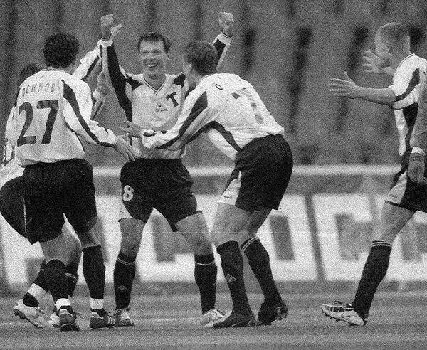 «Торпедо» - «Динамо» (Москва) - 3:1. Торпедовец Константин Зырянов (№8) принимает поздравления с забитым мячом от Сергея Осипова (№27), Андреса Опера (№7) и Мантаса Самусёваса (справа входит в кадр).