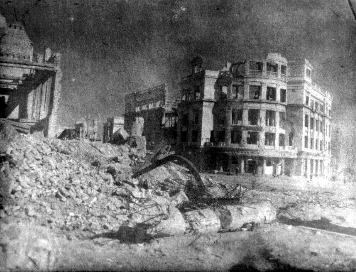 Центральный универмаг Сталинграда после боев