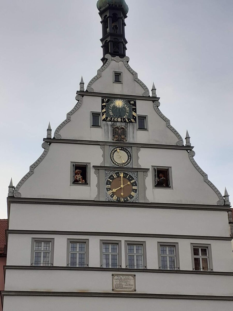 Ratstrinkstube (1466) . 8 часов вечера - представление начинается!