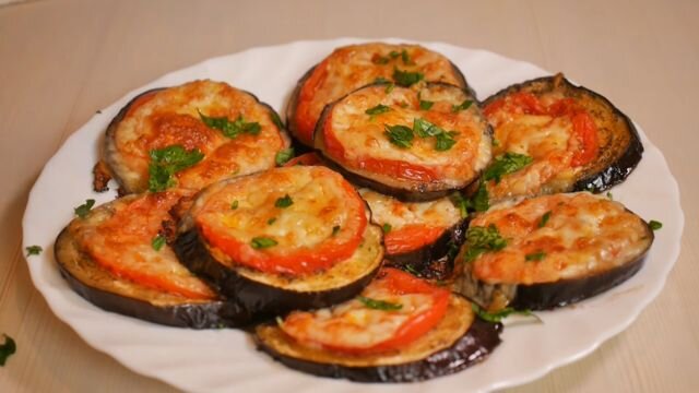 Баклажаны запеченные с помидорами и сыром