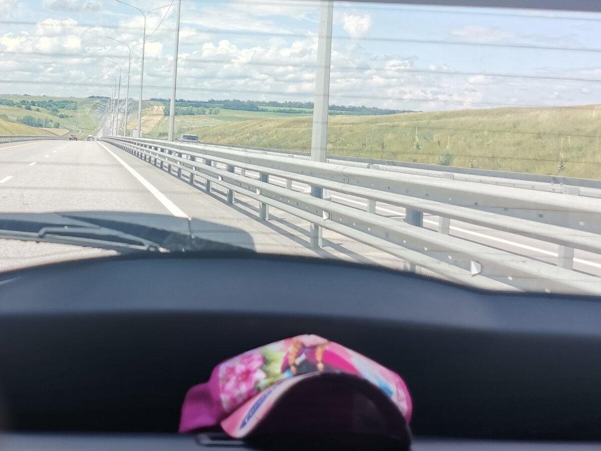 Дорога сама по себе бывает очень живописной и постоянно меняется рельеф. Фото автора.
