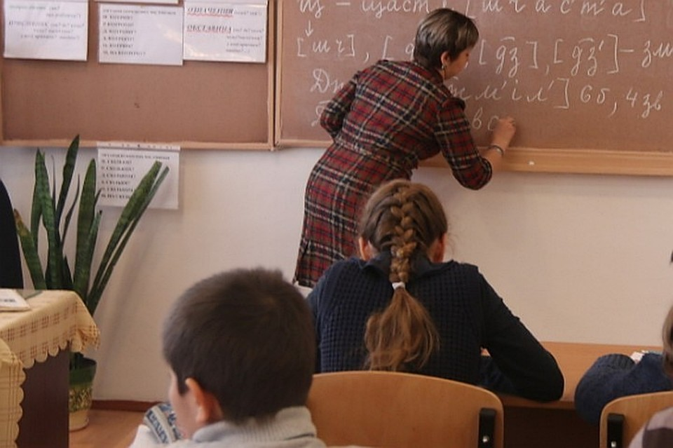 Видео преподавателя. Учительница и ученики в русском языке. Учительница русского языка в школе. Уроки русского языка преподавательница. Педагог у доски русского языка.