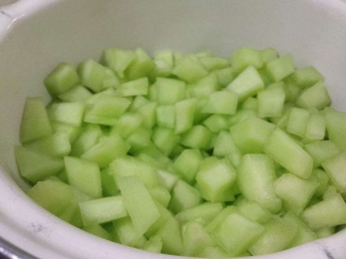 Ярко-зелёная мякоть дыни. Красивая. Но совершенно "никакая"...