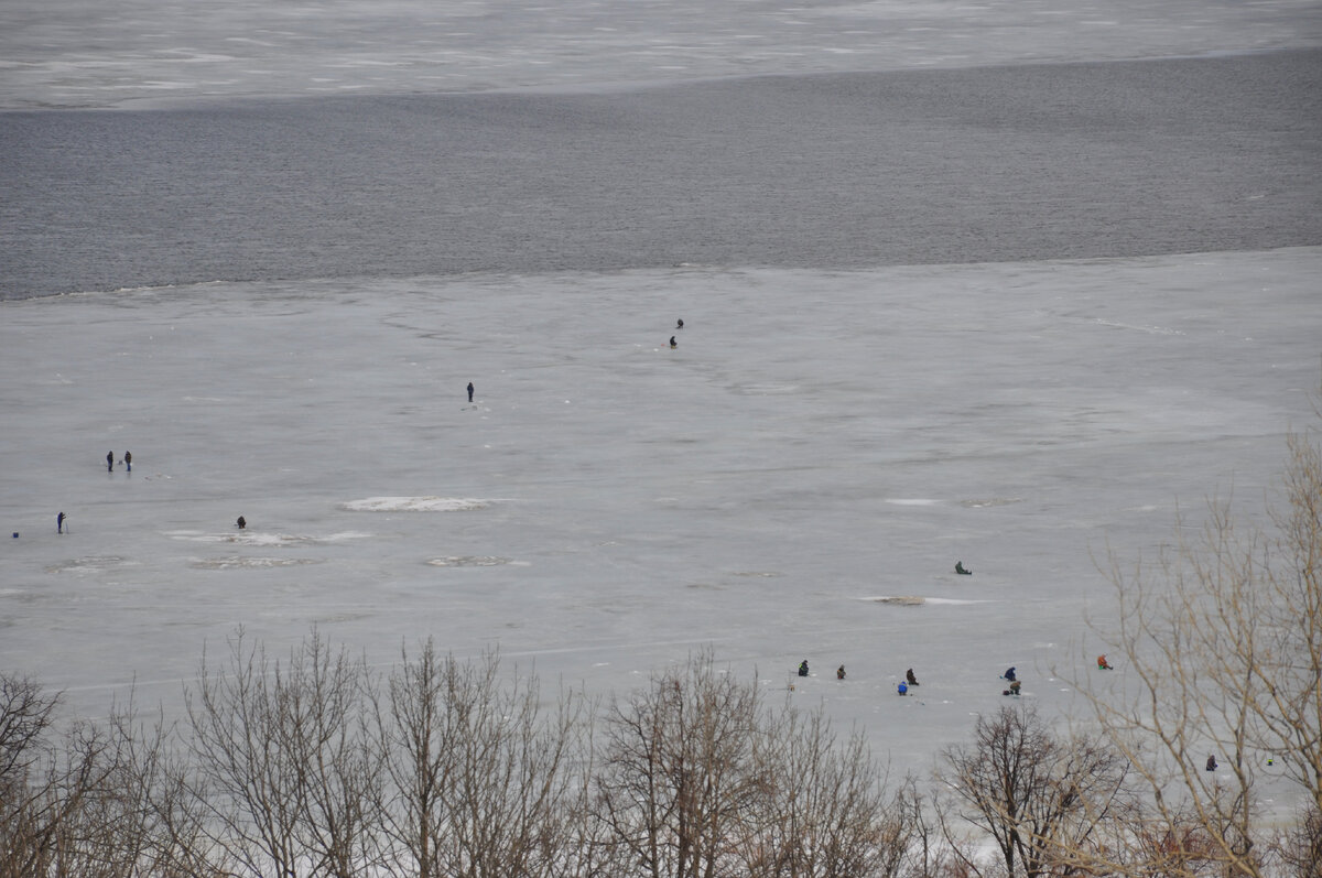 Рыбаки на Волге. Вид с Верхне-Волжской набережной.