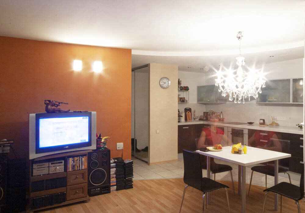 Стена и две полупрозрачные жены