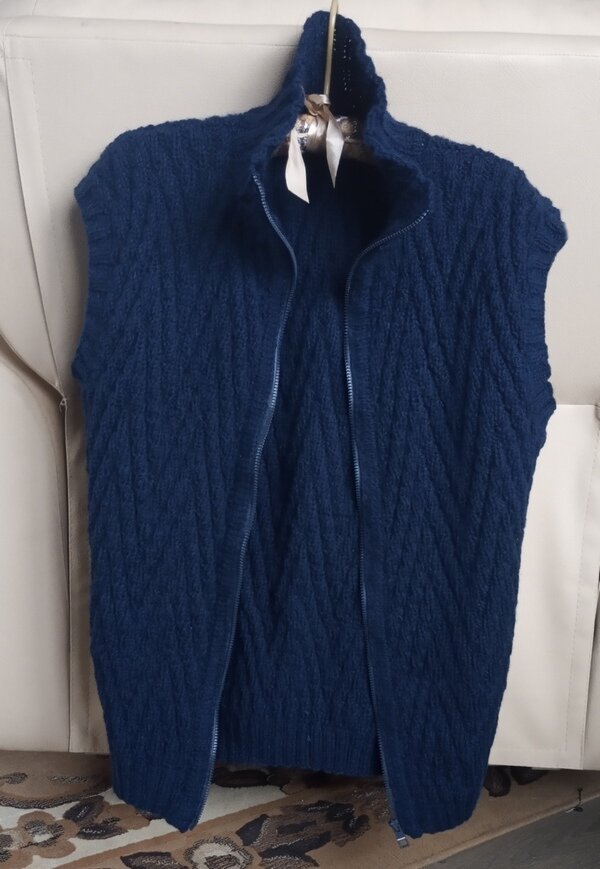 Мужской жилет с высоким воротником   Что придумала - то связала