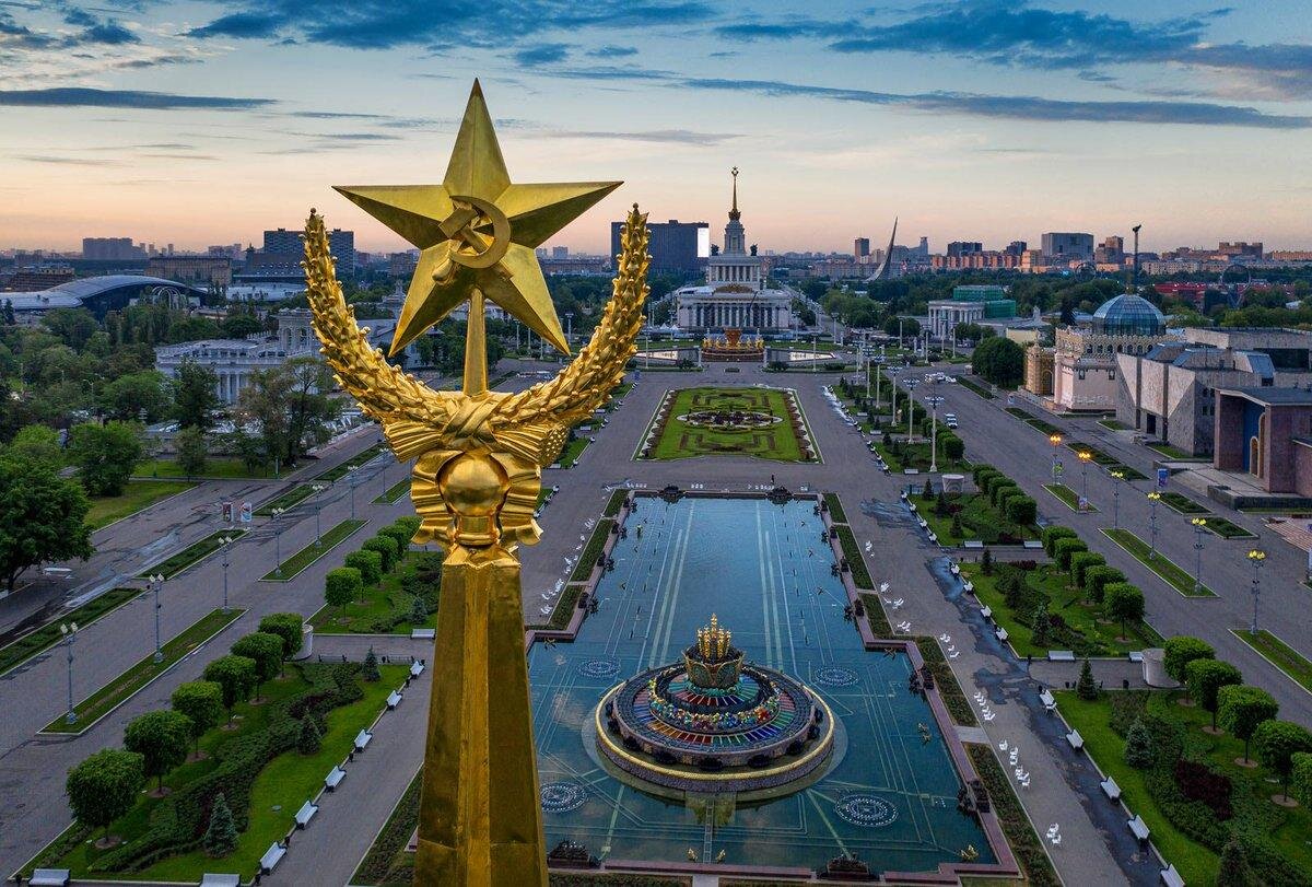  ВДНХ – это название знакомо каждому жителю не только Москвы, но и России. За годы своего существования выставочный комплекс фактически стал символом города.