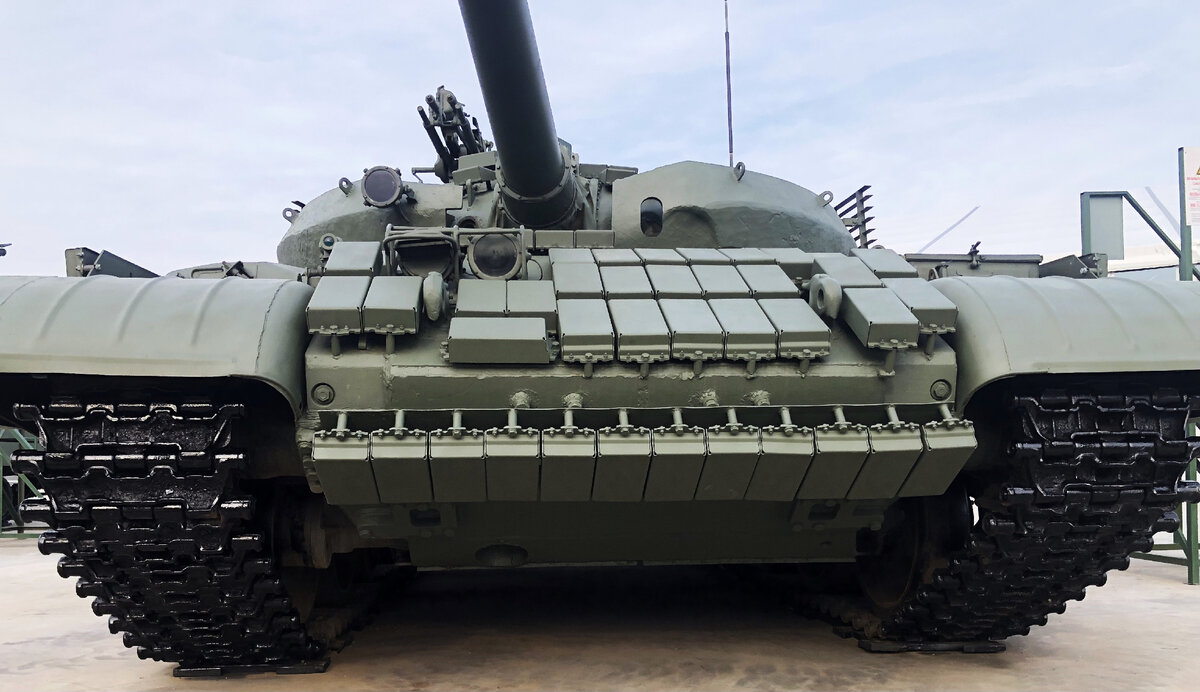 Носовой узел корпуса. Хорошо видно, что контейнеры НДЗ крепятся поверх блока дополнительной броневой защиты корпуса. "Контакт" частично перекрывает и нижний лобовой лист корпуса. Видна также усиленная противоминная защита днища, свойственная Т-62М.