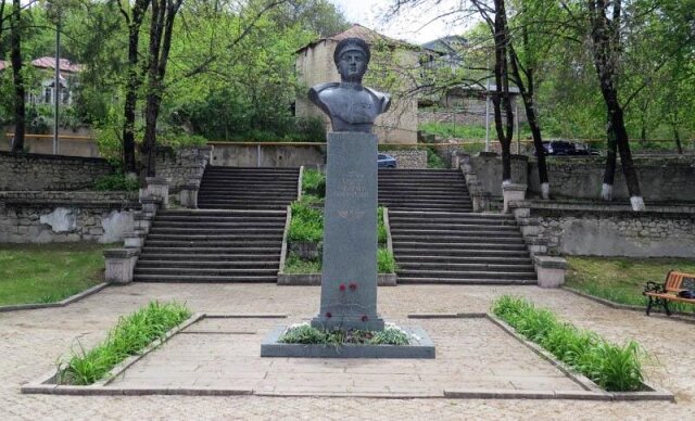 Памятник Нельсону Степаняну в Шуши