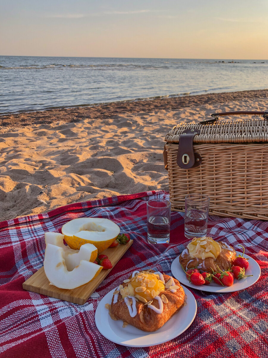 Встреча заката на Ласковом пляже в Солнечном.