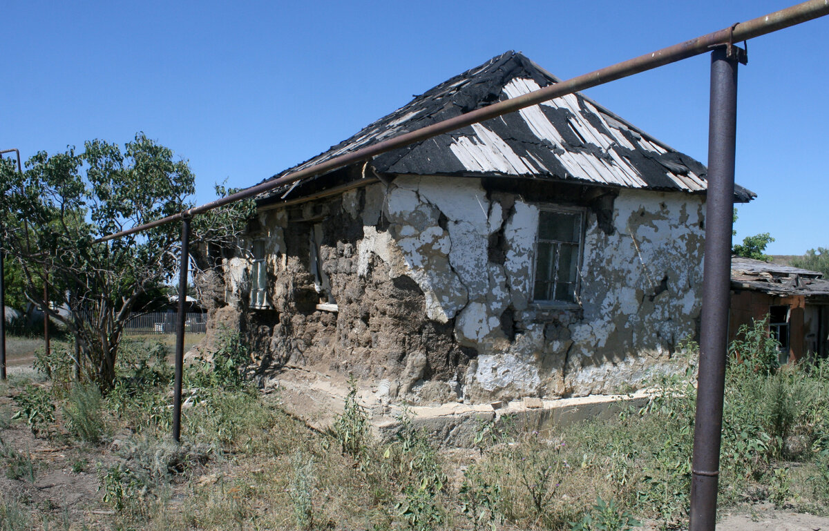 Недавно заброшенный саманный домик в селе Мазово (Оренбургская область)