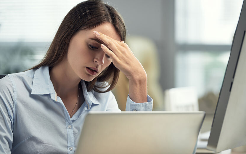  Если вы много работаете за компьютером, может возникать головная боль. Фото: elements.envato.com