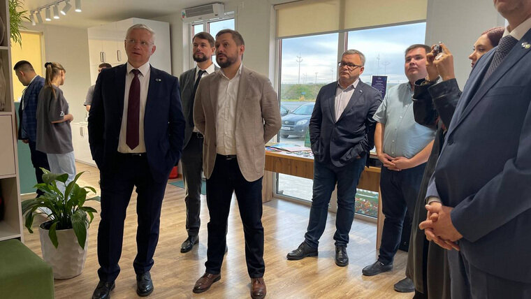    Председатель Уральского Сбербанка Дмитрий Суховерхов и Артем Ткаченко