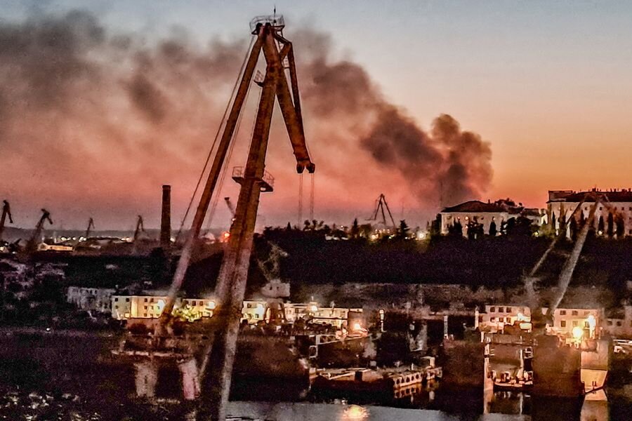    Дым от пожара на южной площадке Севморзавода после атаки ВСУ © Виктория Суконникова/ТАСС