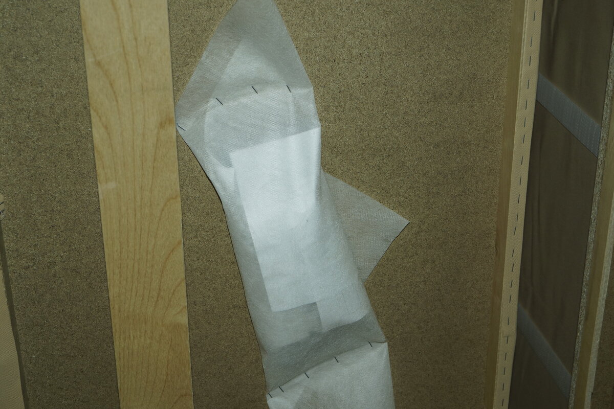 здесь болты прикрепили, к низу дивана.