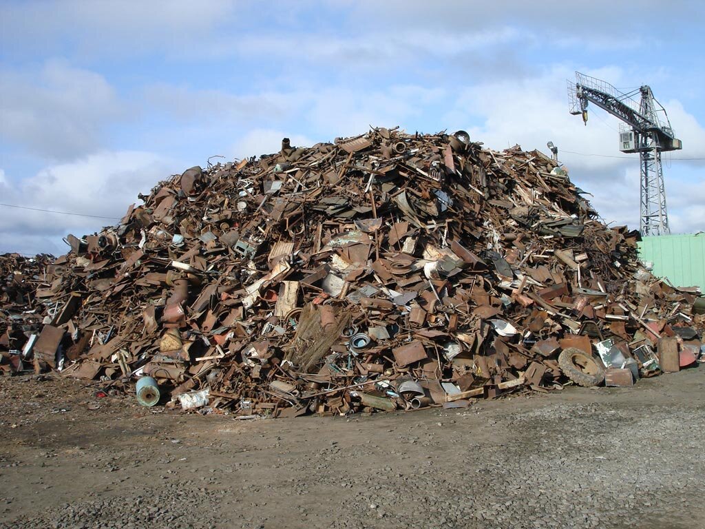 Куча металлолома. Металлолом. Кузов металлический в северодвинске. Сдать металлолом в могилеве. Черный лом 5а что это.