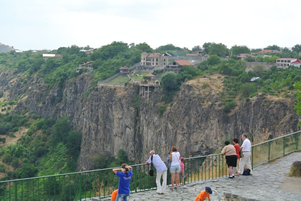 Даже если вы не купите заветный автомобиль в Армении, то все равно уедете с приятными впечатлениями, ведь там есть на что посмотреть. 