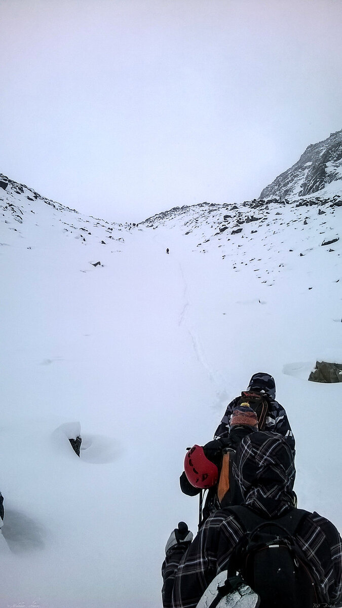 Начинаем подниматься от озера