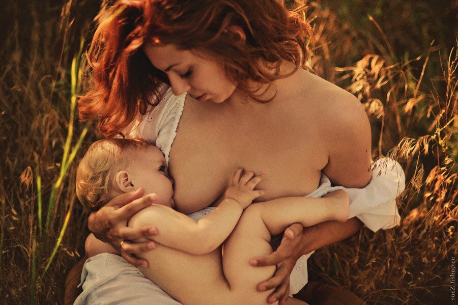 Хочешь покормить своего ребенка на улице? Будь готова к осуждению, ведь для кого-то это мерзко (фото с сайта mammyonline.ru)