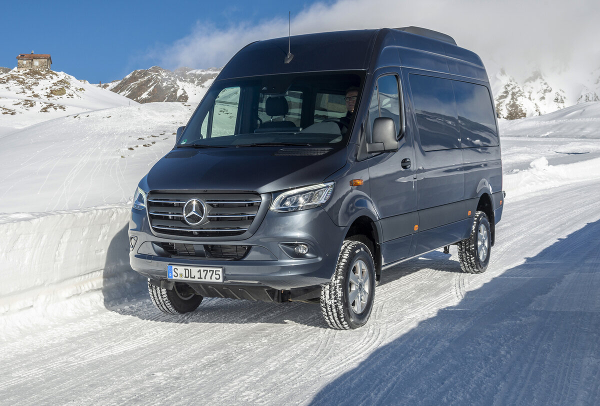  Mercedes-Benz начал комплектовать российские фургоны и микроавтобусы Sprinter текущего поколения системой полного привода: прием заказов на новинки уже стартовал.