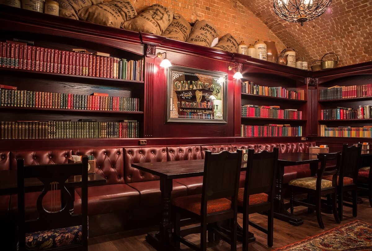 Tap barrel pub москва. Tap & Barrel pub на Охотном ряду. Книжное кафе. Кафе с книгами.