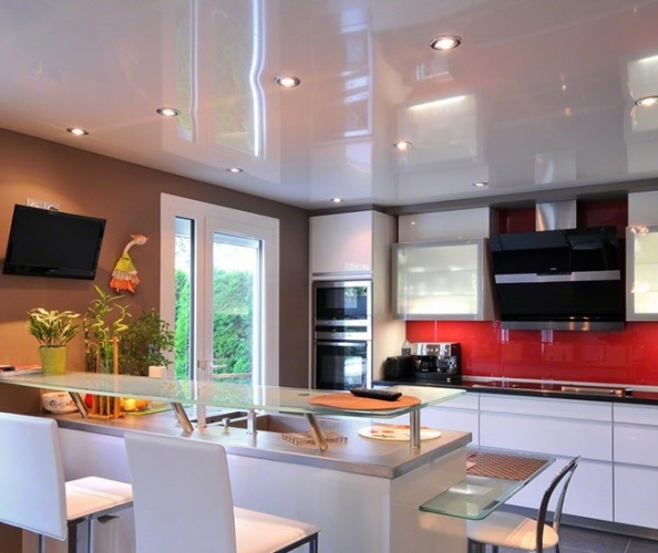Натяжной потолок на кухне: примеры дизайна, варианты освещения, какие лучше, как ухаживать