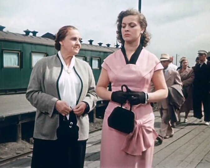 Таня из социального триллера «Разные судьбы» (1956) о том, как надо правильно любить комсомольцев и комсомолок. Скриншот. Источник - YouTube.