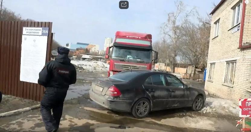 Автомобили блокируют проезд строительной техники компании ПИК по территории "Люберцы-Инвест". Фото: "Рупор Москвы".