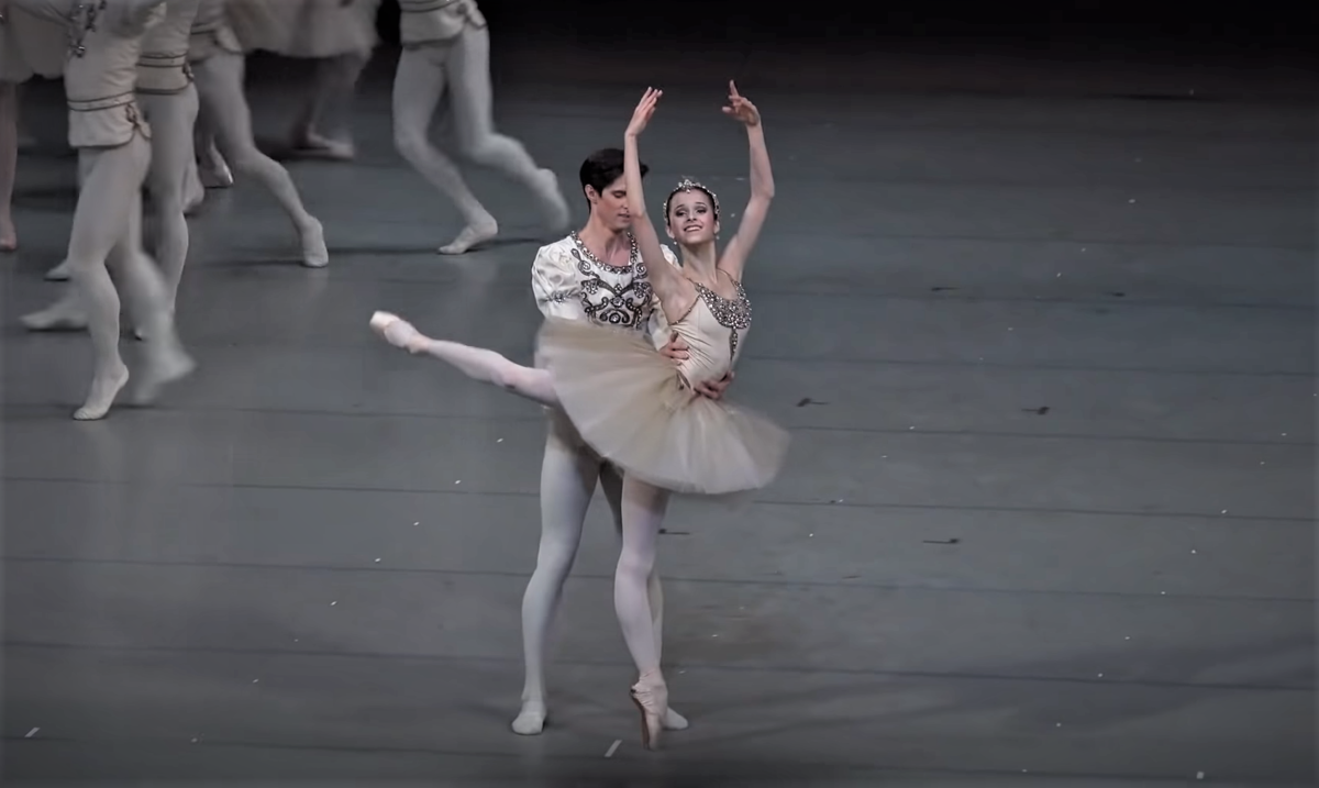 Великолепная Диана Вишнева, прекрасная и талантливая балерина, обладает идеальными параметрами фигуры, которые подчеркивают ее элегантность и утонченность. Ее движения на сцене словно светятся, создавая волшебную атмосферу.