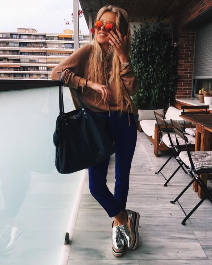  Если вы задумались, как подобрать солнечные очки по форме лица для женщин — мы вам подскажем, и поможем выбрать самый оптимальный вариант. 
Изначально нужно определится, обладателем какого типа лица вы являетесь, и тогда уже – вперед по магазинам в поисках идеальных солнечных очков! 

Немаловажным будет и подбор вашего гардероба — ведь вырез блузки, к примеру, может вытянуть круглое лицо или укоротить удлиненное, потому здесь тоже нужно внимательно подбирать блузки или модные платья.

Далее — при выборе очков нужно также учесть некоторые нюансы, например:
• Девушке, имеющей мелкие черты лица, просто необходимо выбрать не большие по размеру очки.
• Обладательницам полных губ в самый раз подойдет крупная оправа.
• Если у вас прямая челка – ваш идеал оправа с поднятыми углами.
• Тонкая оправа украсит изящное личико, крупное же сделает еще массивнее.
• Если у дамы крупный нос — есть просто необходима оправа, имеющая низкую перемычку.
• Хотите сохранить свою индивидуальность — выбирайте очки не выше линии бровей, в крайнем случае (что тоже хороший вариант) — на уровне бровей.
