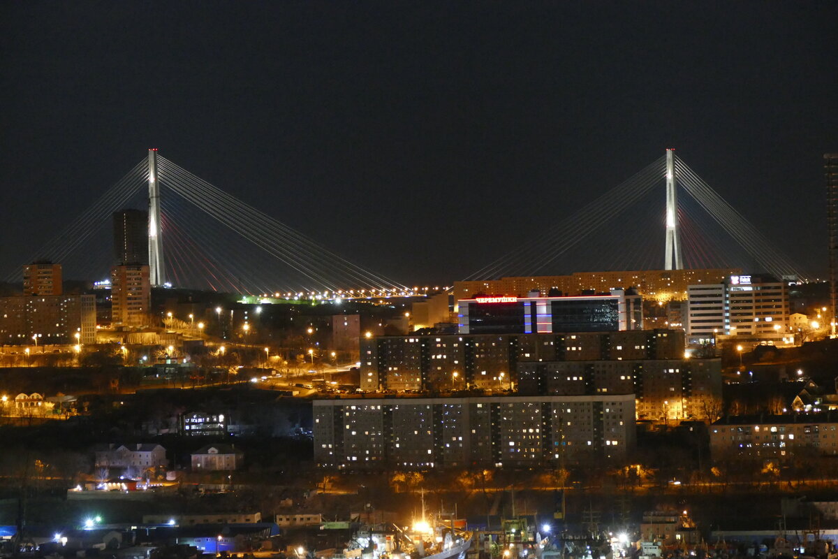 Ночной владивосток. Ночной Владивосток мосты. Владивосток мост ночью. Владивосток вид на мосты ночью. Фон Владивосток ночью.