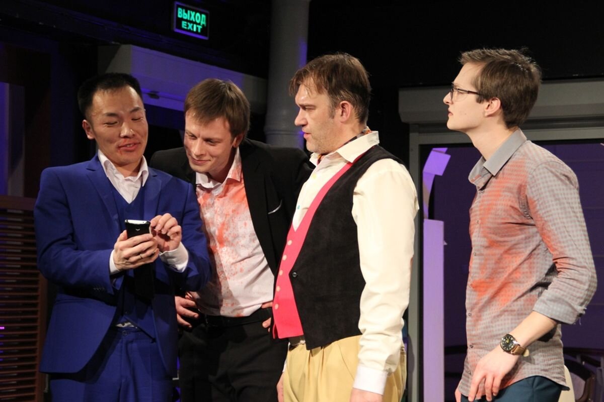 Александру Ли (крайний слева) приходится много есть в спектакле "Тестостерон"