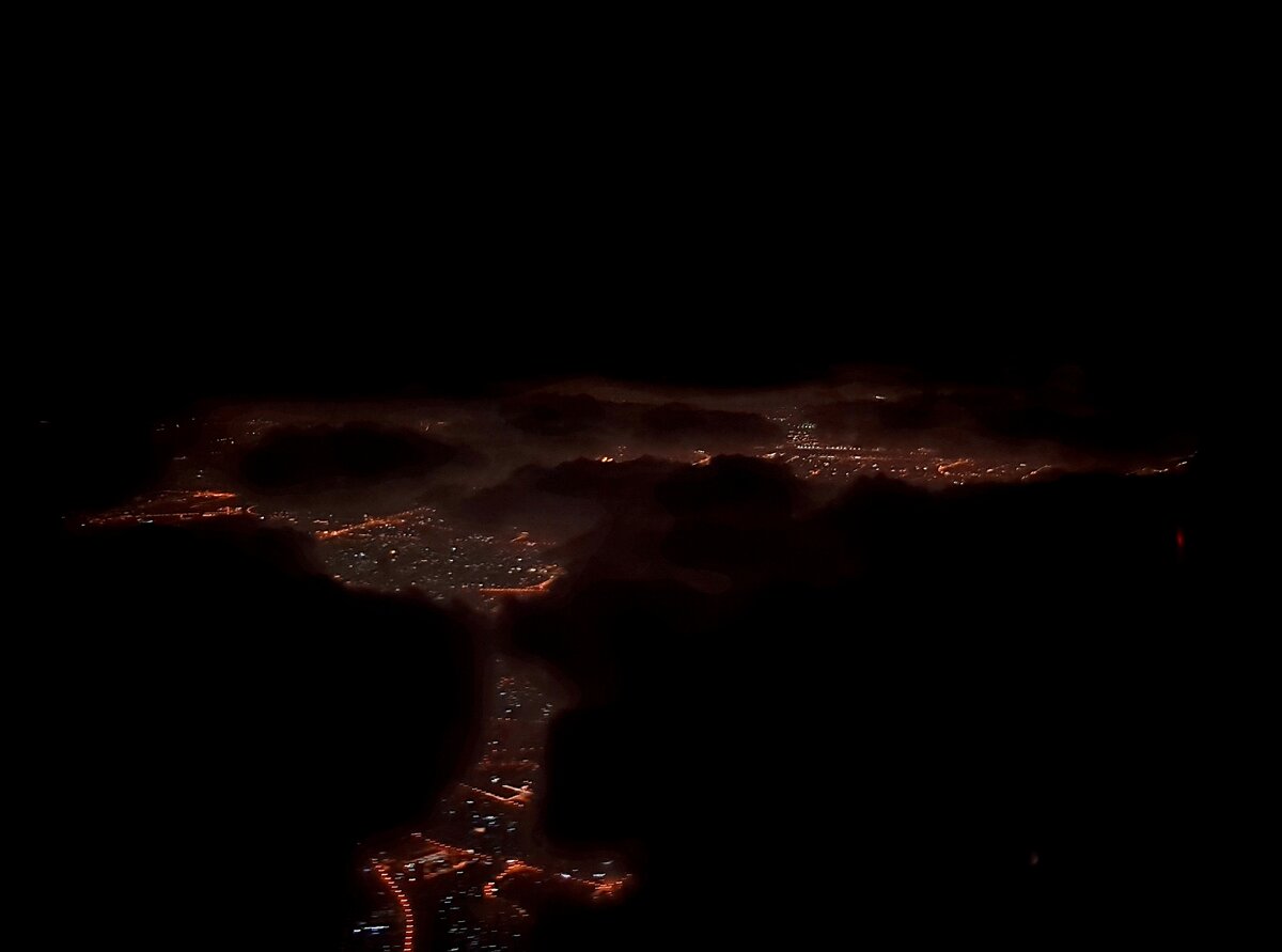 Вид на Дубай сквозь ночные облака