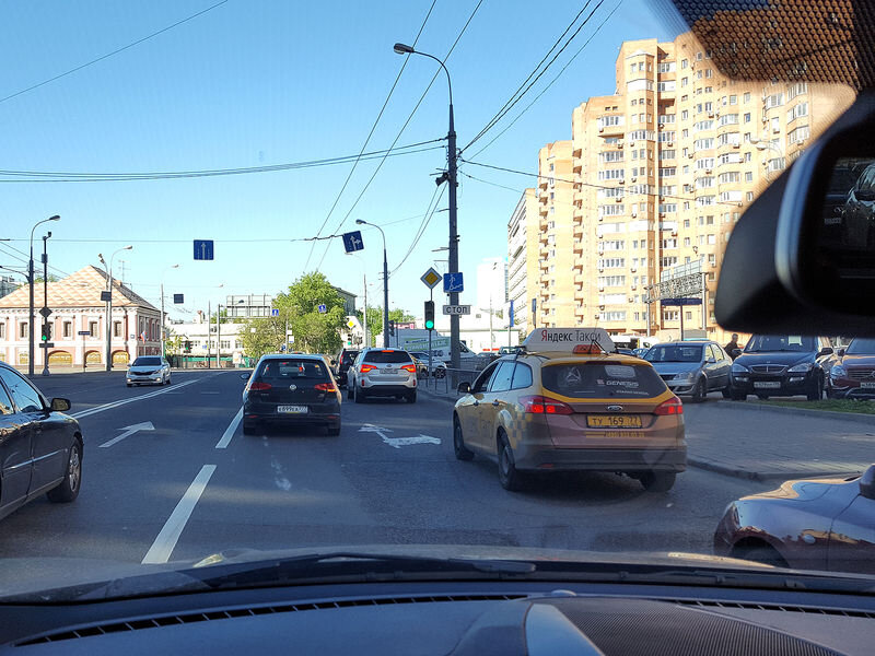 Если вы, к примеру, двигаетесь в левом ряду правой полосы, перед поворотом нужно перестроиться к крайний правый ряд.