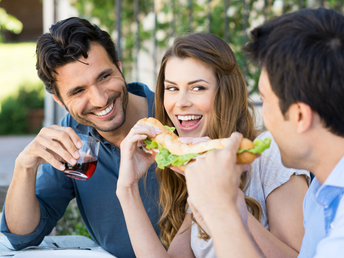 Встреча мужчины и женщины. В компании парня есть девушка. Женщина флиртует с мужчиной. Селфи с пиццей. Люди в пабе.