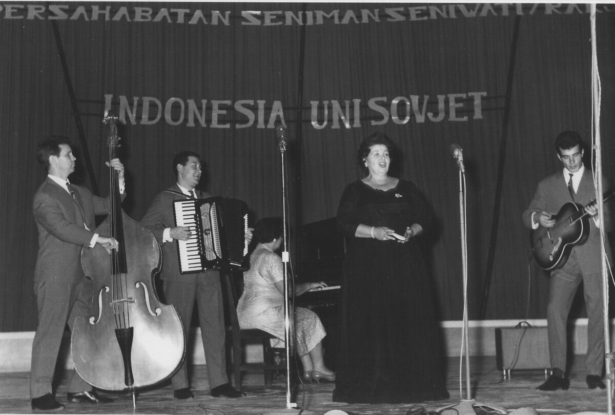 Ансамбль Игоря Гранова и Н.А.Казанцева на гастролях в Индонезии