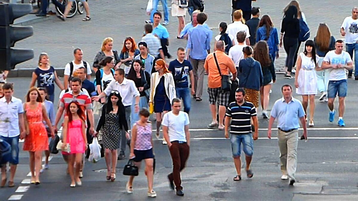 Толпа людей в городе