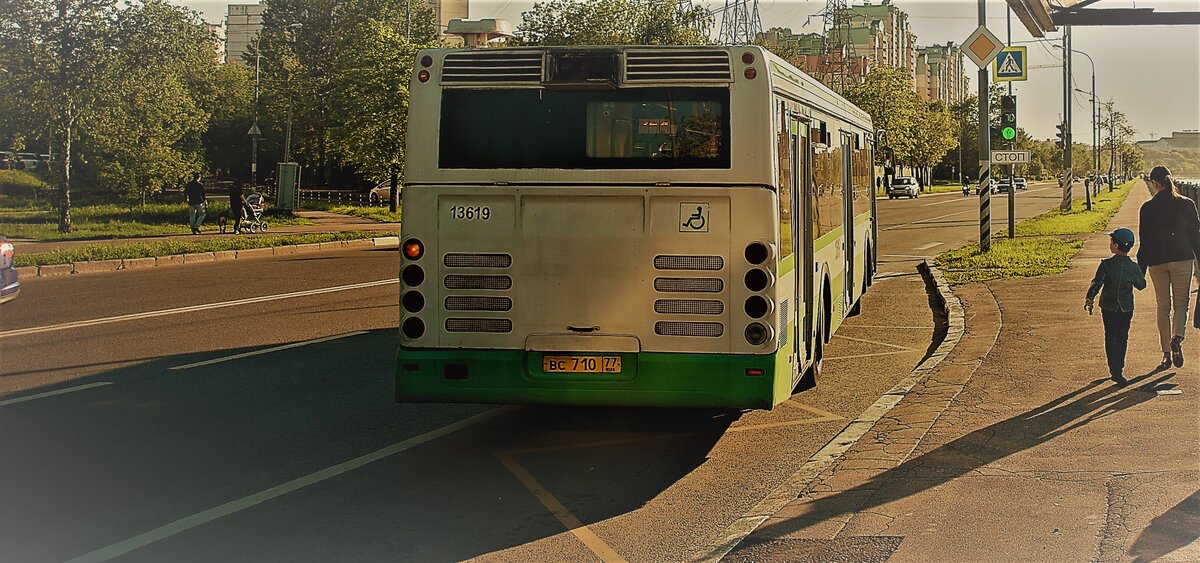 Уступи дорогу автобусу отъезжающему от остановки. Автобус на дороге. Автобус отъезжает. Дороги и автобусы. Автобус отъезжает от остановки.