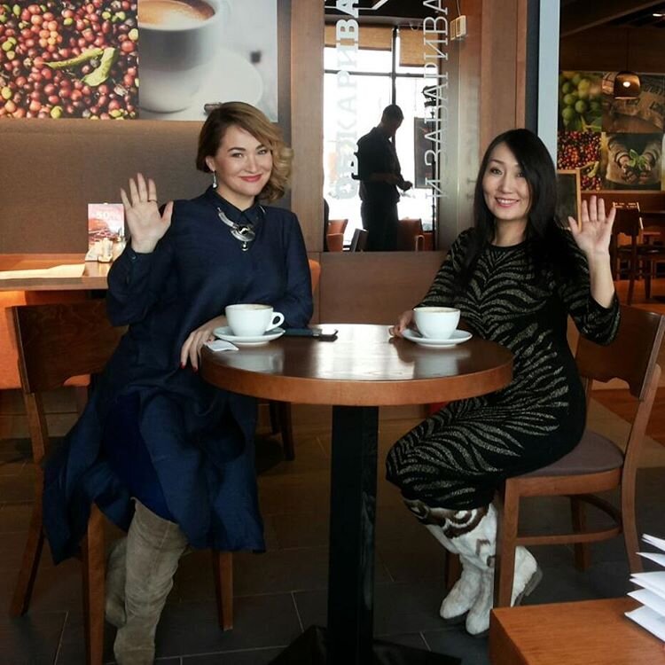 Саина была приятно поражена внимательным отношение операторов "Алмазного края" к себе  и просто впали в ступор от заботы, когда мои ребята принесли им зеркало и  матирующие салфетки. А мне еще и волосы лаком забрызгали))) Мои умнички!  Я всегда гордилась своими операторами: мои ученики, моя гордость, и иногда - мои любимые балбесы))) 