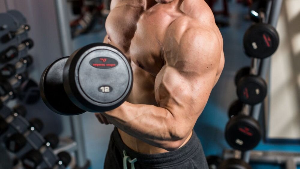 жиросжигание. тяжелая тренировка. качок и спортивное питание. память мышц. мужчина спорт.