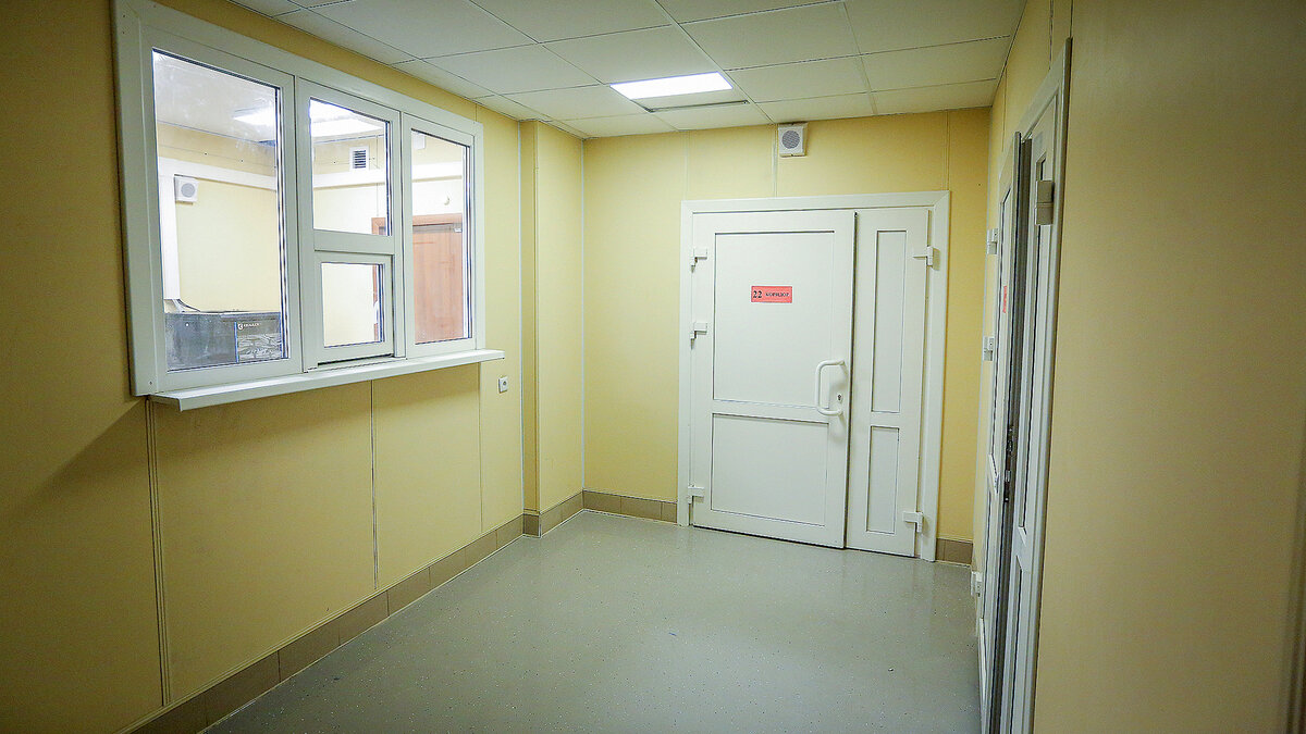 В казарме оборудованы современные учебные классы, комнаты для чистки и хранения оружия, кабинеты досуга и психологической разгрузки. Оснащены тренажерами помещения для спортивной подготовки.  