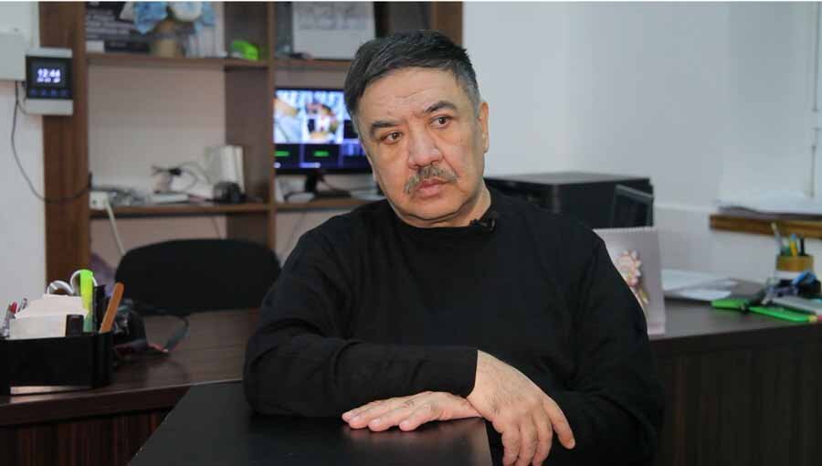 "Кино - это управление невыразимым", - когда-то сказал один из выдающихся кинорежиссеров своего времени Ингмар Бергман. В справедливости этих слов вновь и вновь убеждаешься, когда смотришь картины заслуженного деятеля искусств Узбекистана, одного из самых известных и уважаемых наших режиссеров и сценаристов Зульфикара Мусакова. Его ленты, раздвигая условные рамки пространства и времени, погружают зрителя в мир,  где нет места обыденности и фальши. Зеркало эпохи - пожалуй, так без преувеличения можно назвать творения мастера камеры, чья последняя лента "Берлин-Аккурган" стала номинантом престижной премии "Ника". Наше эксклюзивное интервью с Зульфикаром Джалаловичем о правде жизни в кадре  и за ним, поисках смысла бытия и ответов на волнующие ум и сердце вопросы. 