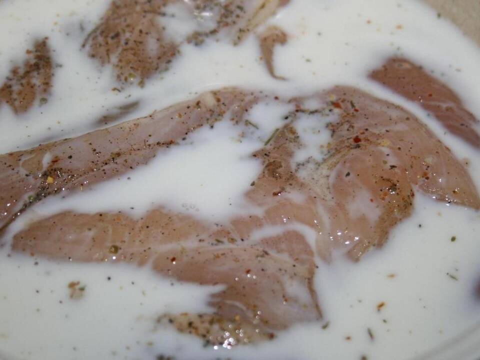 Опускаем куриное филе в кипящее молоко на 5 минут.