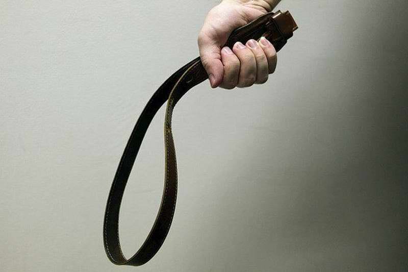 Ремень в руке. Ремень на человеке. Воспитание ремнем. Бить ремнем. Парня бьют ремнем.