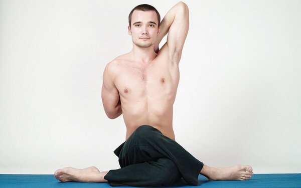 Иллюстрация подготовительной позы Треугольника