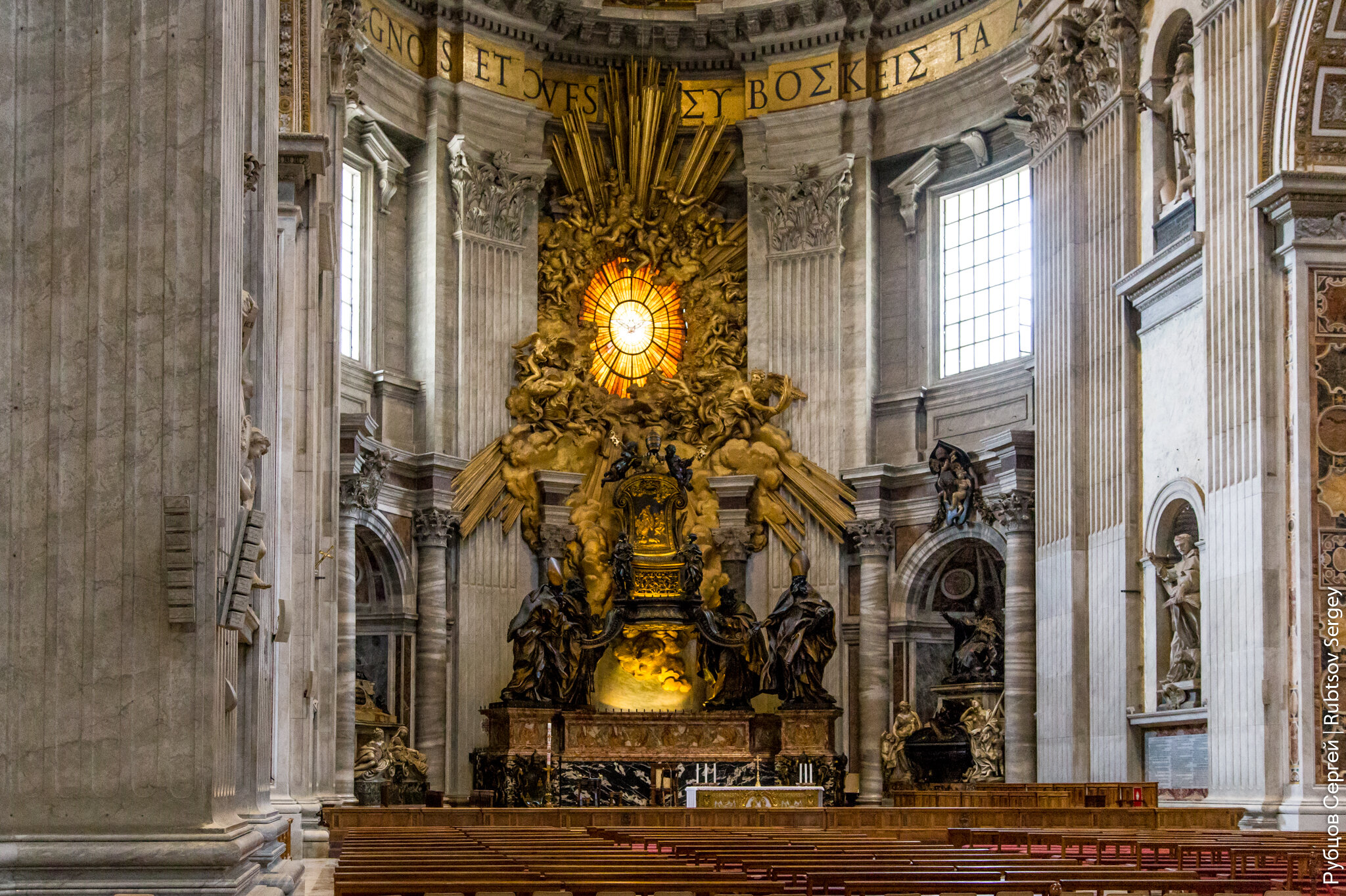 Главный алтарь собора в Ватикане
